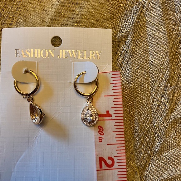 Zircon glamorous earrings dangle golden tone NWT - Picture 3 of 3